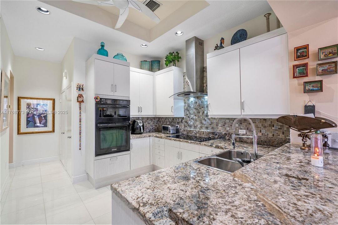 待售: $2,750,000 (5 贝兹, 6 浴室, 3600 平方英尺)