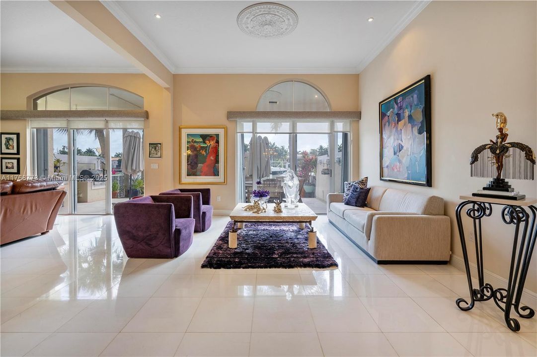 待售: $2,750,000 (5 贝兹, 6 浴室, 3600 平方英尺)