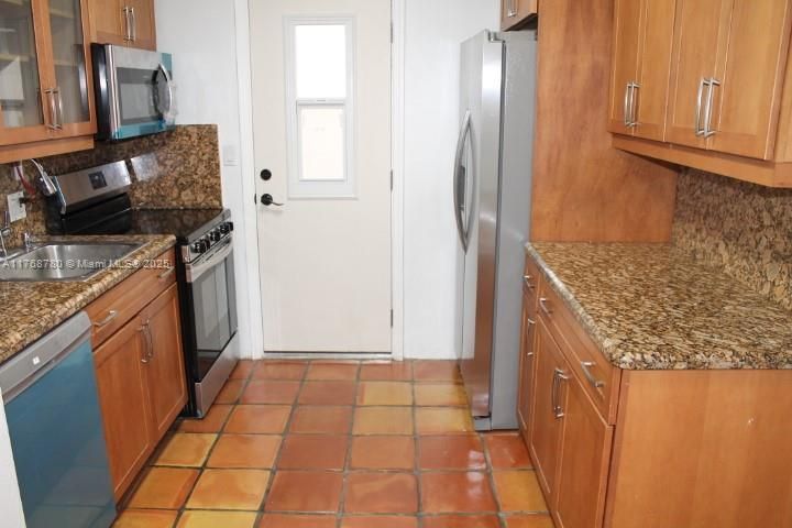 Recently Sold: $375,000 (2 beds, 2 baths, 879 Square Feet)