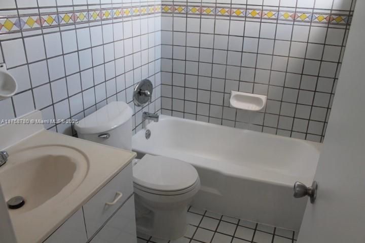 Recently Sold: $375,000 (2 beds, 2 baths, 879 Square Feet)