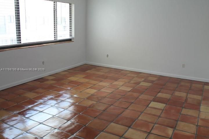 Recently Sold: $375,000 (2 beds, 2 baths, 879 Square Feet)