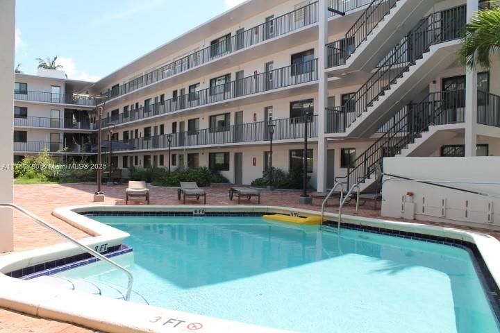 Recently Sold: $375,000 (2 beds, 2 baths, 879 Square Feet)