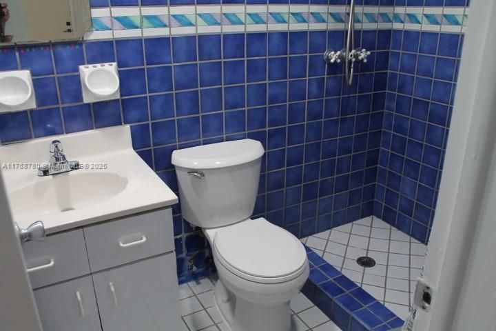 Recently Sold: $375,000 (2 beds, 2 baths, 879 Square Feet)