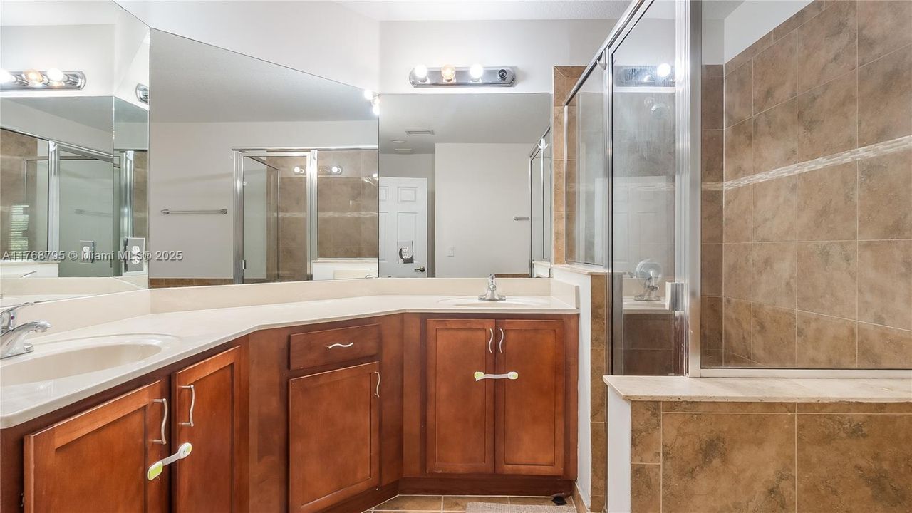 Vendido Recientemente: $510,000 (4 camas, 3 baños, 2190 Pies cuadrados)