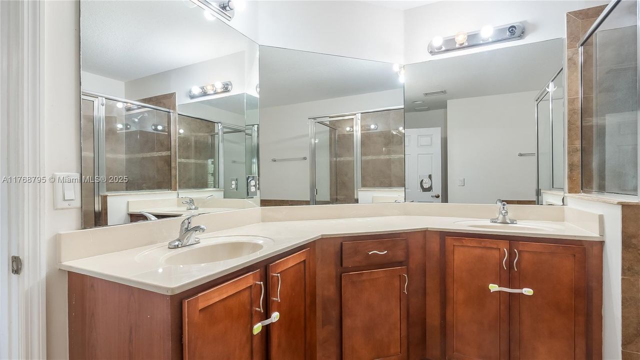 Vendido Recientemente: $510,000 (4 camas, 3 baños, 2190 Pies cuadrados)