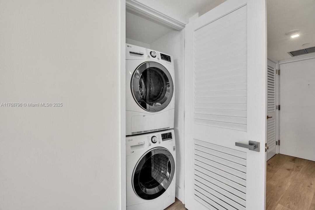 Recently Sold: $475,000 (1 beds, 1 baths, 868 Square Feet)