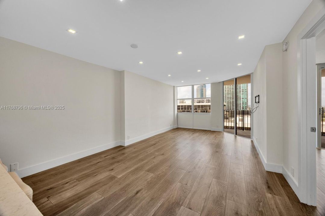 Recently Sold: $475,000 (1 beds, 1 baths, 868 Square Feet)