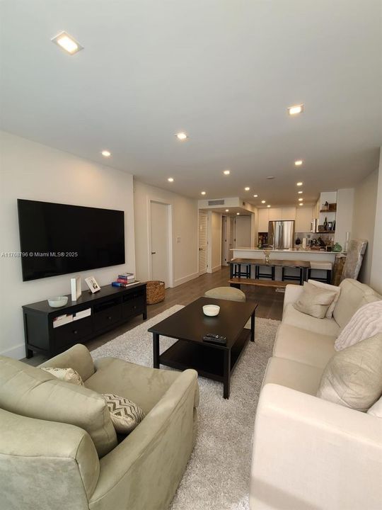 Recently Sold: $475,000 (1 beds, 1 baths, 868 Square Feet)