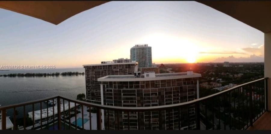 Recently Sold: $475,000 (1 beds, 1 baths, 868 Square Feet)