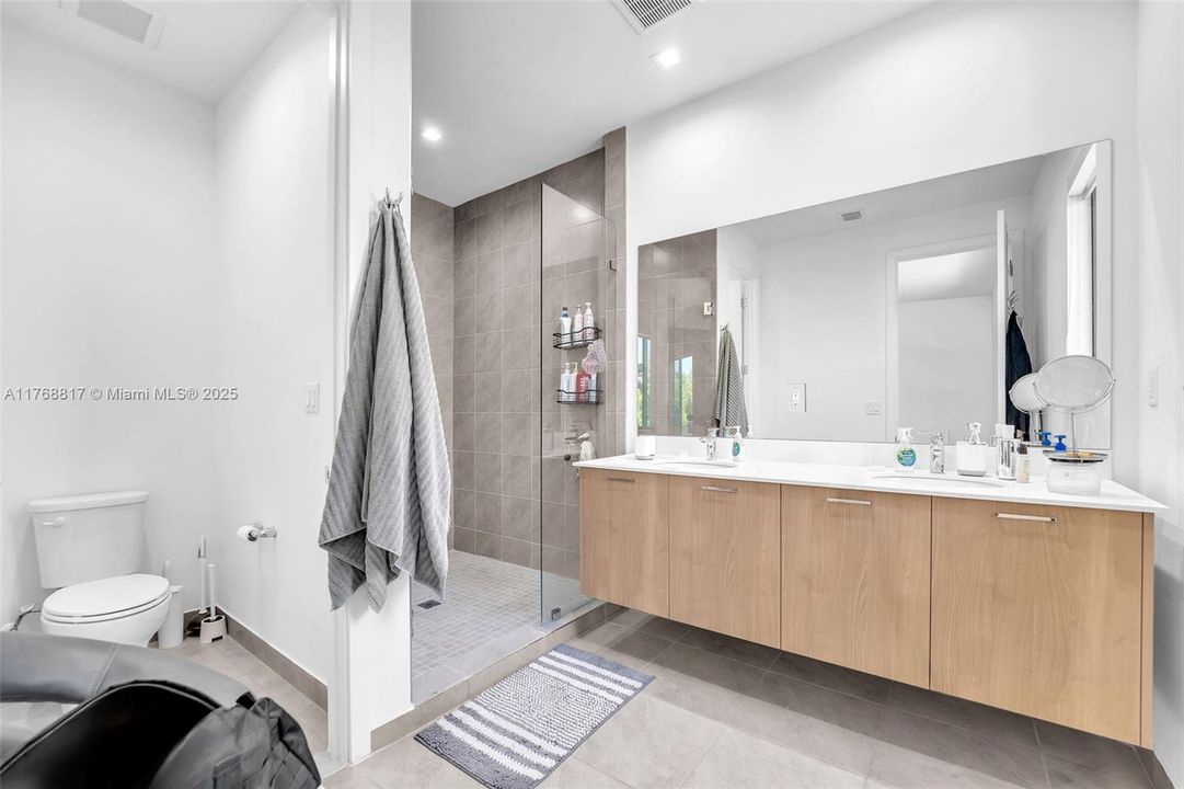 Recently Rented: $5,000 (4 beds, 3 baths, 2158 Square Feet)