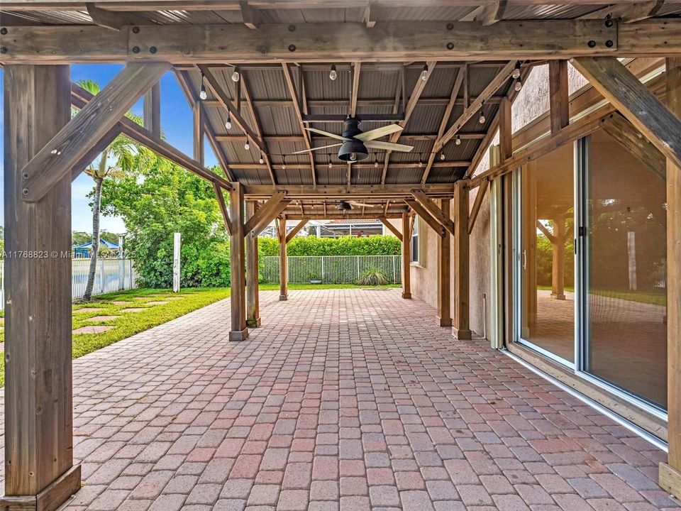 Недавно продано: $760,000 (4 спален, 3 ванн, 2458 Квадратных фут)