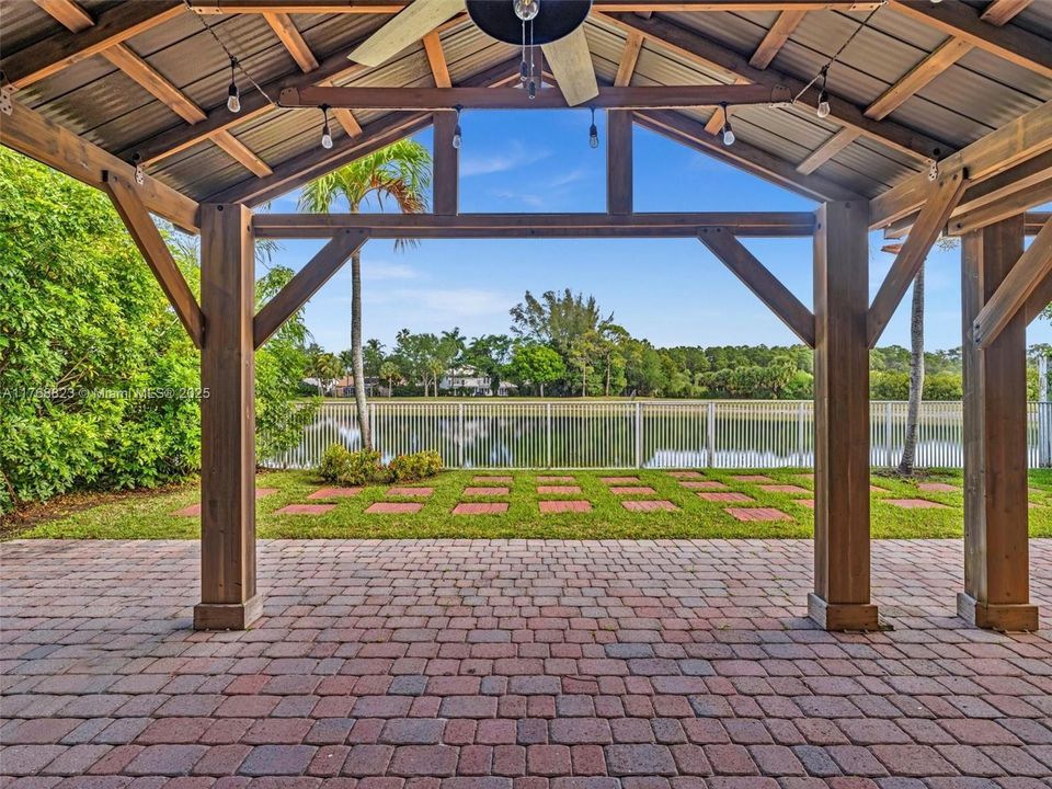 Недавно продано: $760,000 (4 спален, 3 ванн, 2458 Квадратных фут)