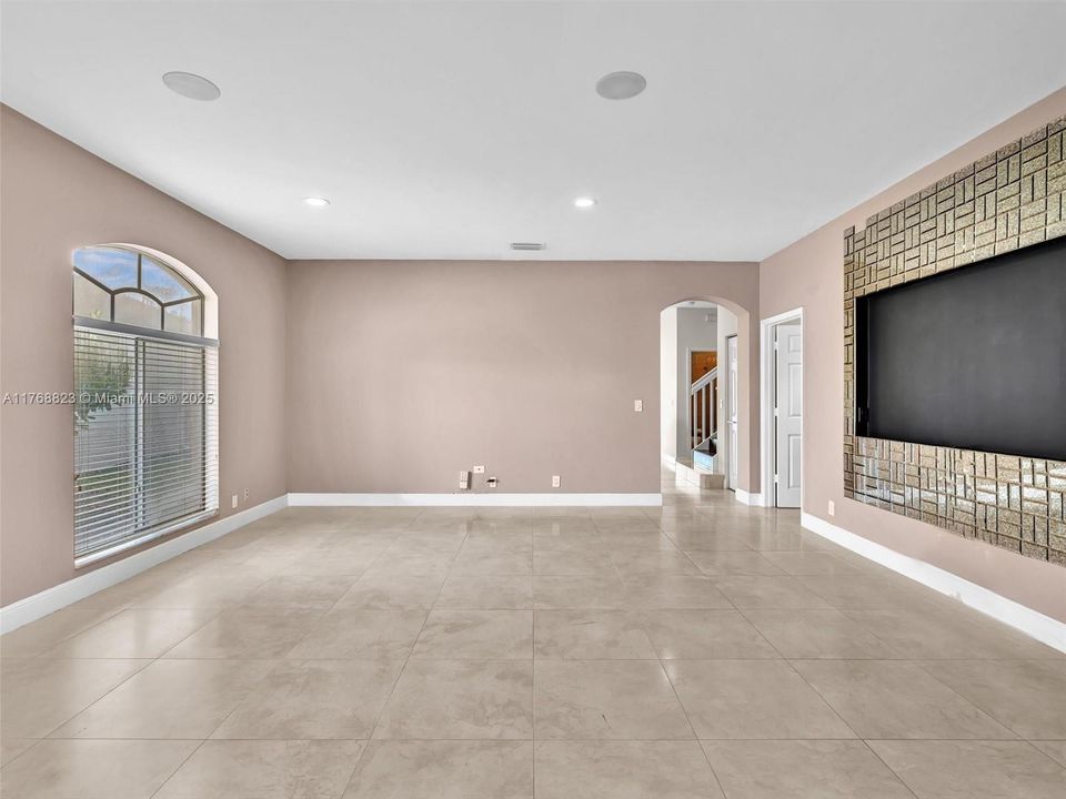 Недавно продано: $760,000 (4 спален, 3 ванн, 2458 Квадратных фут)