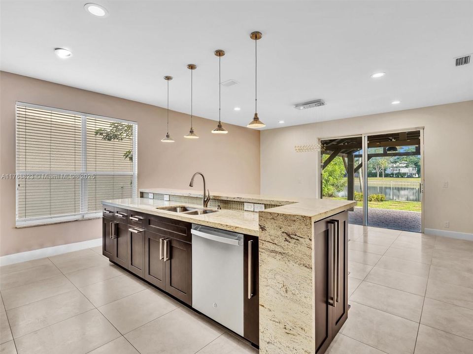 Недавно продано: $760,000 (4 спален, 3 ванн, 2458 Квадратных фут)