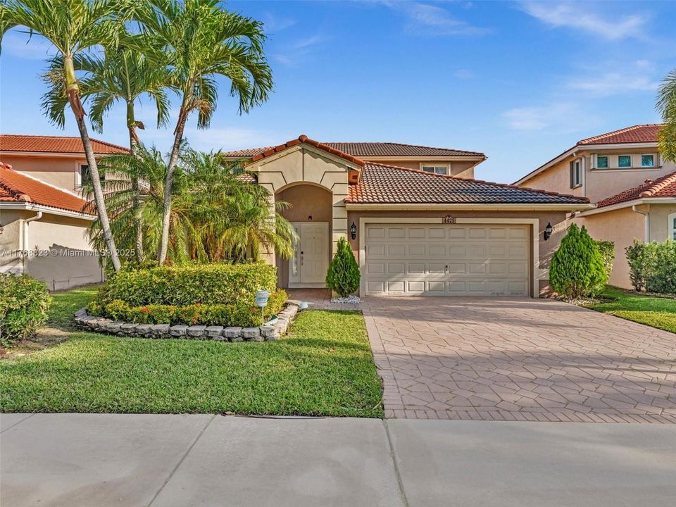 Недавно продано: $760,000 (4 спален, 3 ванн, 2458 Квадратных фут)