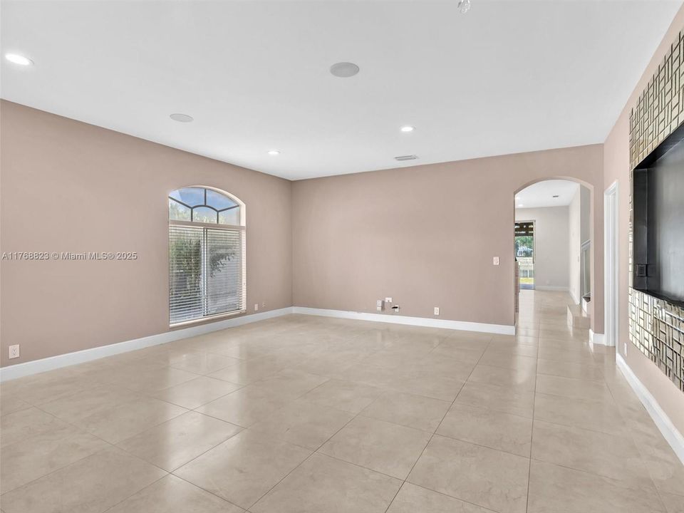 Недавно продано: $760,000 (4 спален, 3 ванн, 2458 Квадратных фут)