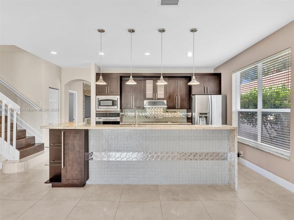 Недавно продано: $760,000 (4 спален, 3 ванн, 2458 Квадратных фут)