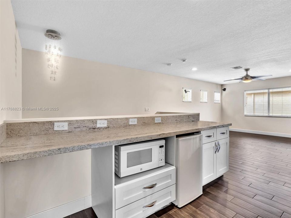 Недавно продано: $760,000 (4 спален, 3 ванн, 2458 Квадратных фут)