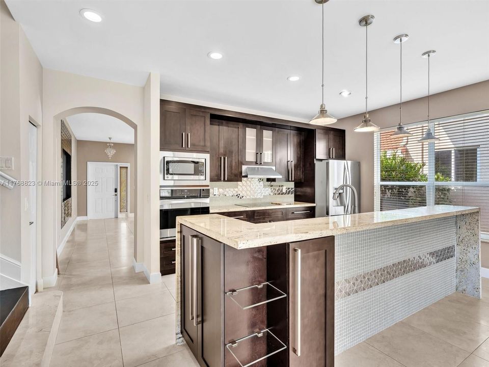 Недавно продано: $760,000 (4 спален, 3 ванн, 2458 Квадратных фут)