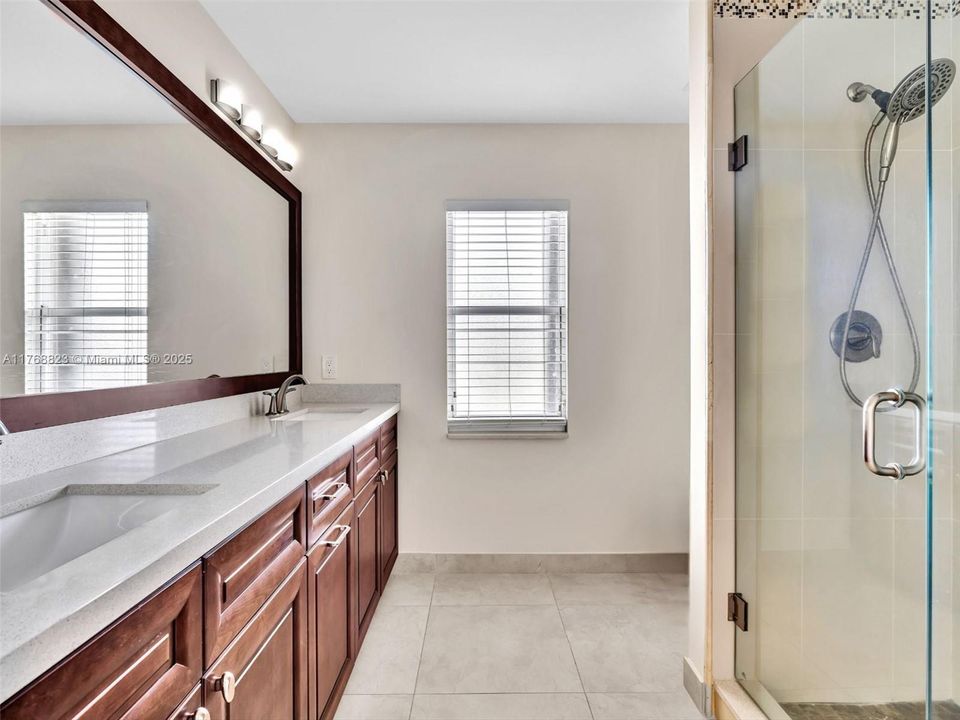 Недавно продано: $760,000 (4 спален, 3 ванн, 2458 Квадратных фут)