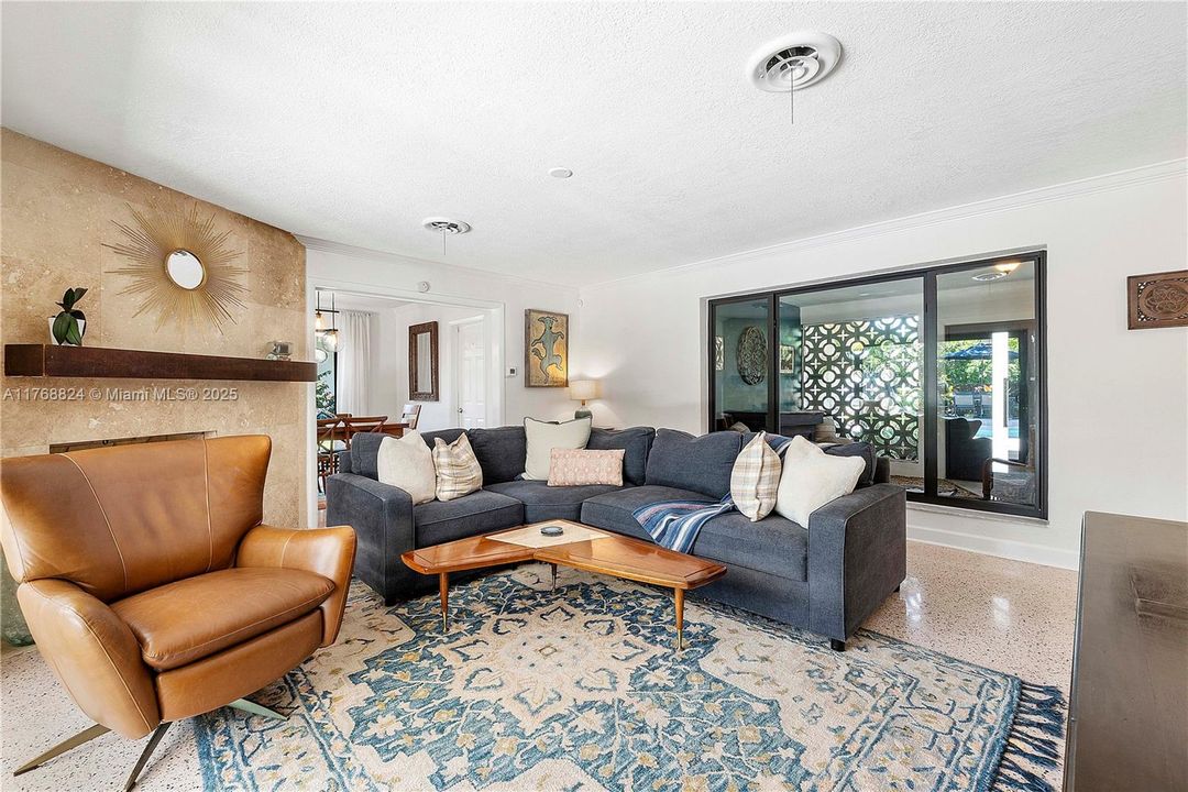 Vendido Recientemente: $669,000 (3 camas, 2 baños, 1341 Pies cuadrados)