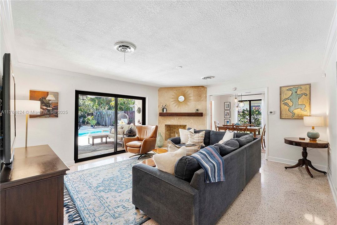 Vendido Recientemente: $669,000 (3 camas, 2 baños, 1341 Pies cuadrados)