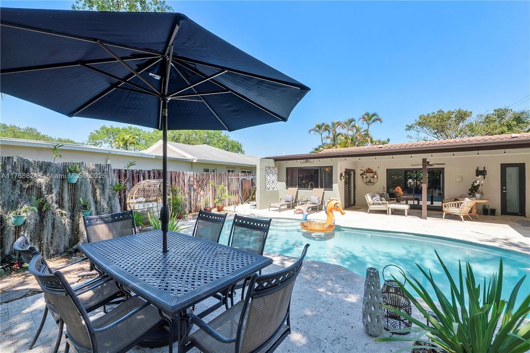 Vendido Recientemente: $669,000 (3 camas, 2 baños, 1341 Pies cuadrados)