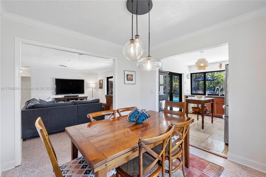 Vendido Recientemente: $669,000 (3 camas, 2 baños, 1341 Pies cuadrados)