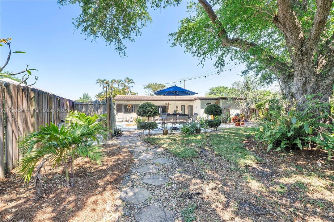 Vendido Recientemente: $669,000 (3 camas, 2 baños, 1341 Pies cuadrados)