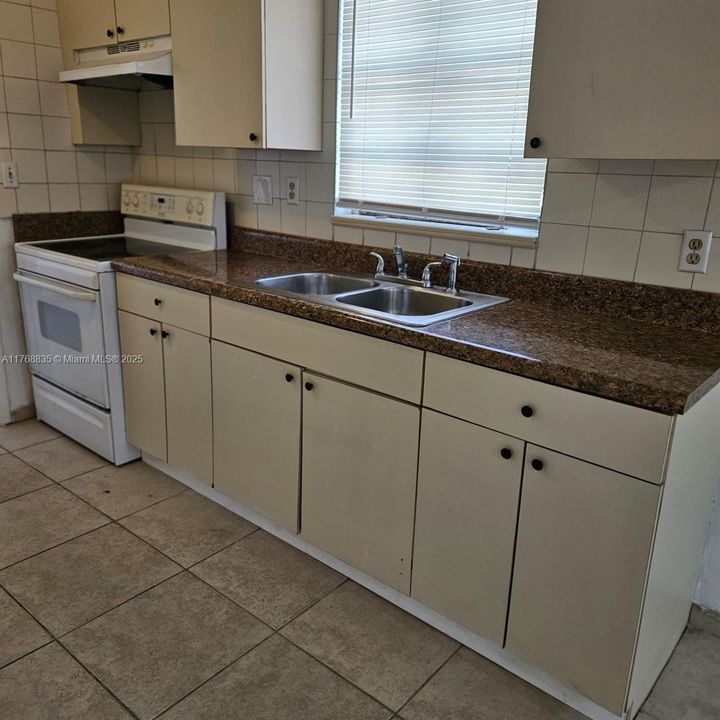 Recientemente alquilado: $3,800 (4 camas, 2 baños, 1532 Pies cuadrados)