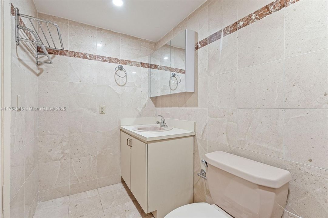 待售: $419,900 (1 贝兹, 1 浴室, 744 平方英尺)