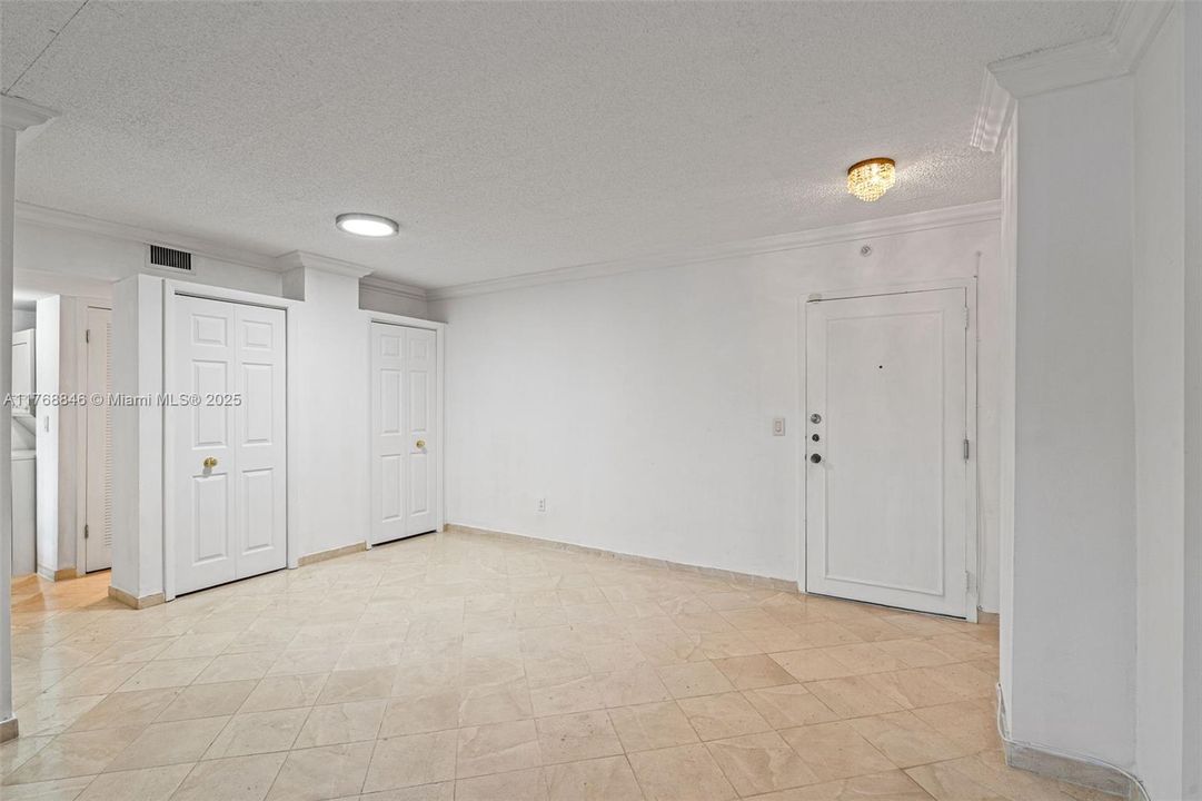 待售: $419,900 (1 贝兹, 1 浴室, 744 平方英尺)