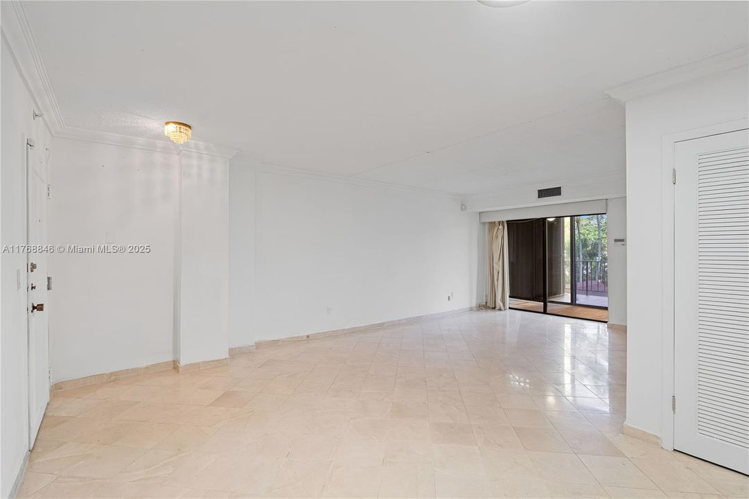 待售: $419,900 (1 贝兹, 1 浴室, 744 平方英尺)