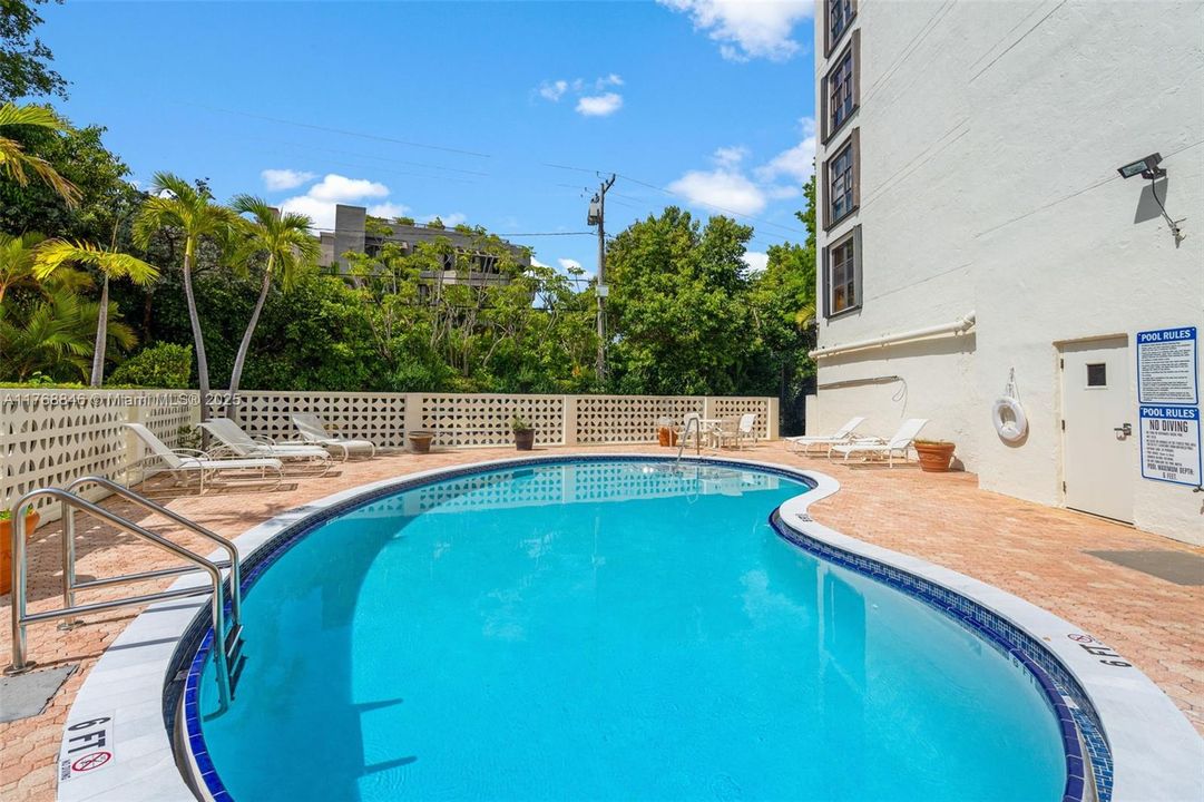 待售: $419,900 (1 贝兹, 1 浴室, 744 平方英尺)