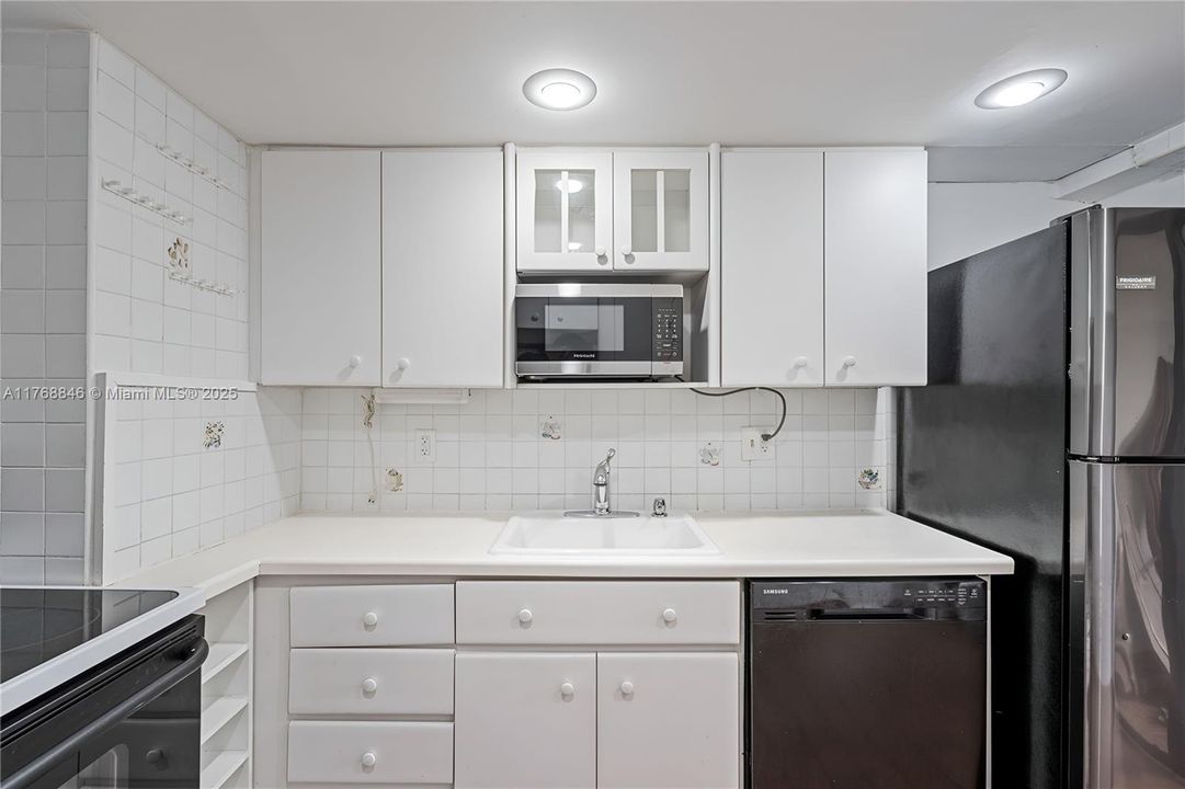 待售: $419,900 (1 贝兹, 1 浴室, 744 平方英尺)