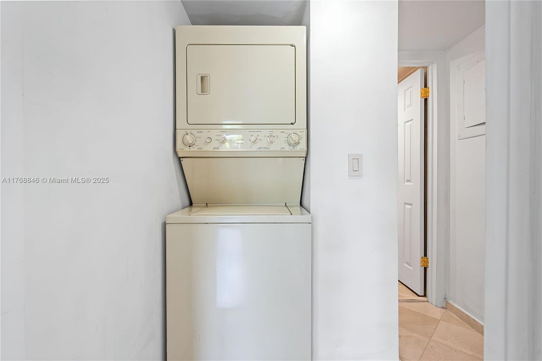 待售: $419,900 (1 贝兹, 1 浴室, 744 平方英尺)