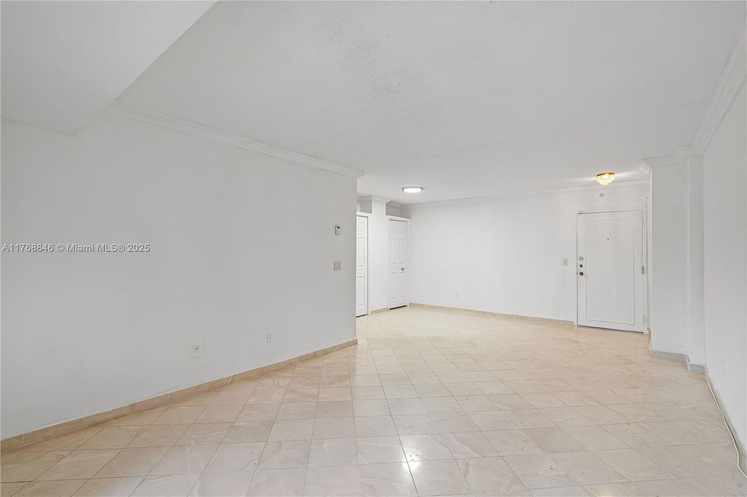 待售: $419,900 (1 贝兹, 1 浴室, 744 平方英尺)