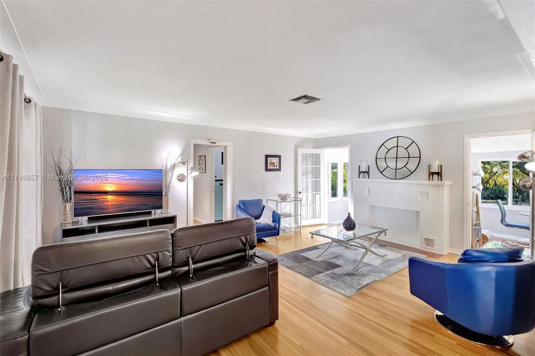 Vendido Recientemente: $1,195,000 (3 camas, 2 baños, 1556 Pies cuadrados)