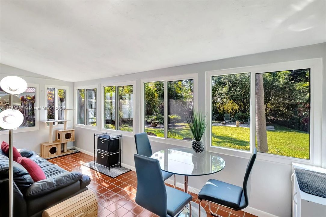 Vendido Recientemente: $1,195,000 (3 camas, 2 baños, 1556 Pies cuadrados)