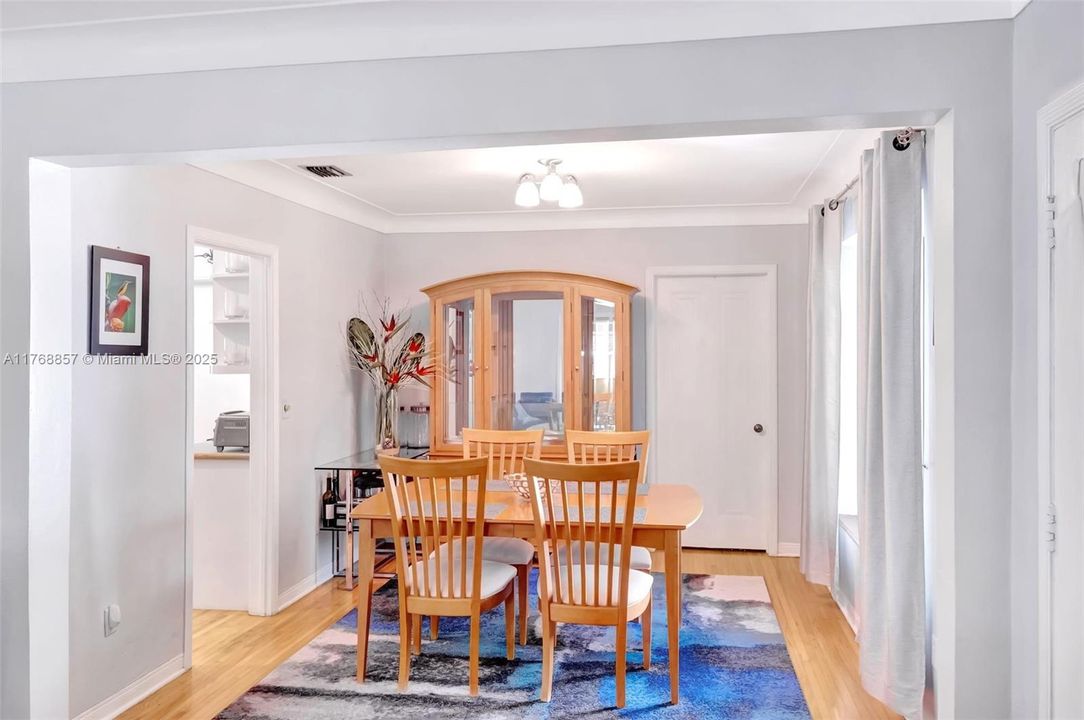 Vendido Recientemente: $1,195,000 (3 camas, 2 baños, 1556 Pies cuadrados)