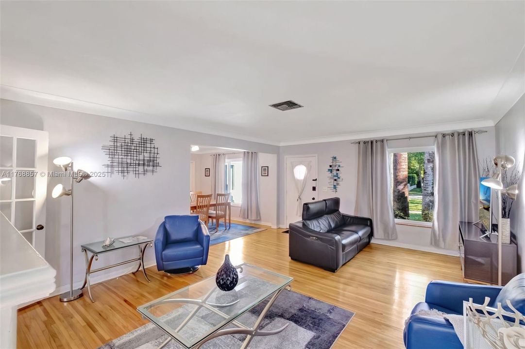 Vendido Recientemente: $1,195,000 (3 camas, 2 baños, 1556 Pies cuadrados)