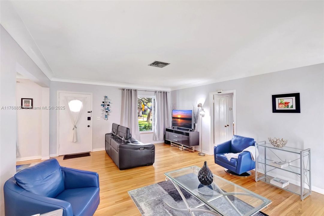 Vendido Recientemente: $1,195,000 (3 camas, 2 baños, 1556 Pies cuadrados)