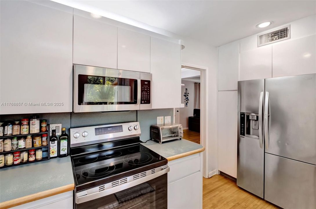 Vendido Recientemente: $1,195,000 (3 camas, 2 baños, 1556 Pies cuadrados)