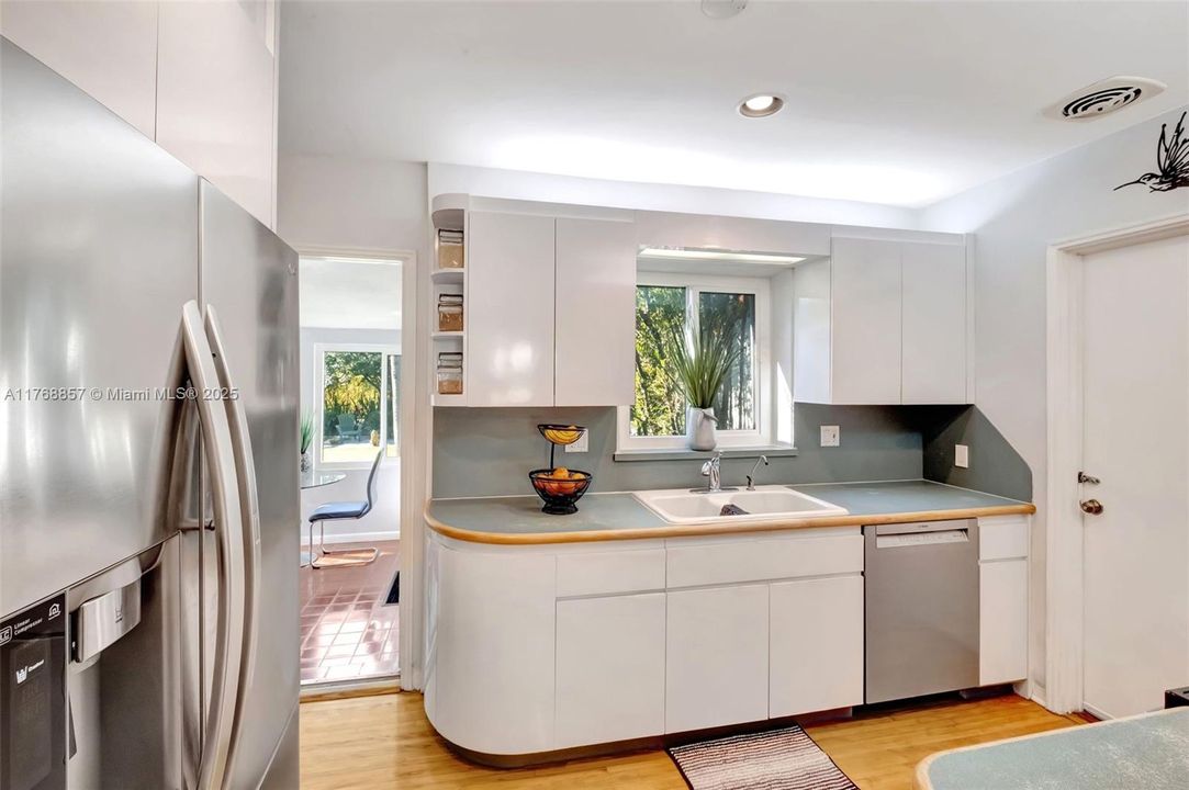 Vendido Recientemente: $1,195,000 (3 camas, 2 baños, 1556 Pies cuadrados)