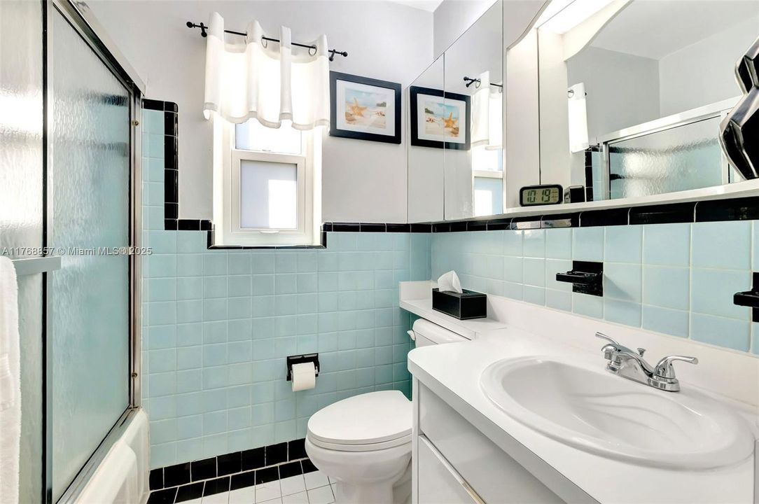 Vendido Recientemente: $1,195,000 (3 camas, 2 baños, 1556 Pies cuadrados)