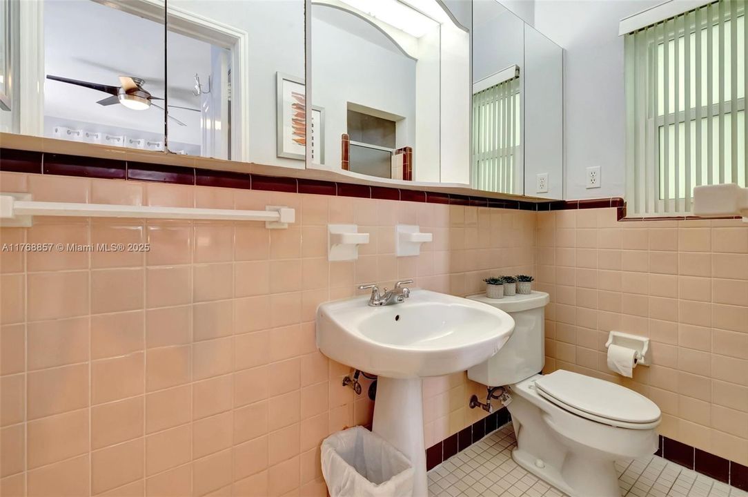 Vendido Recientemente: $1,195,000 (3 camas, 2 baños, 1556 Pies cuadrados)