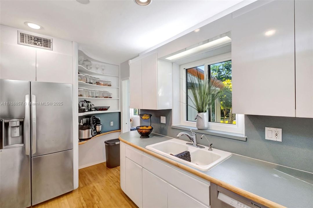 Vendido Recientemente: $1,195,000 (3 camas, 2 baños, 1556 Pies cuadrados)