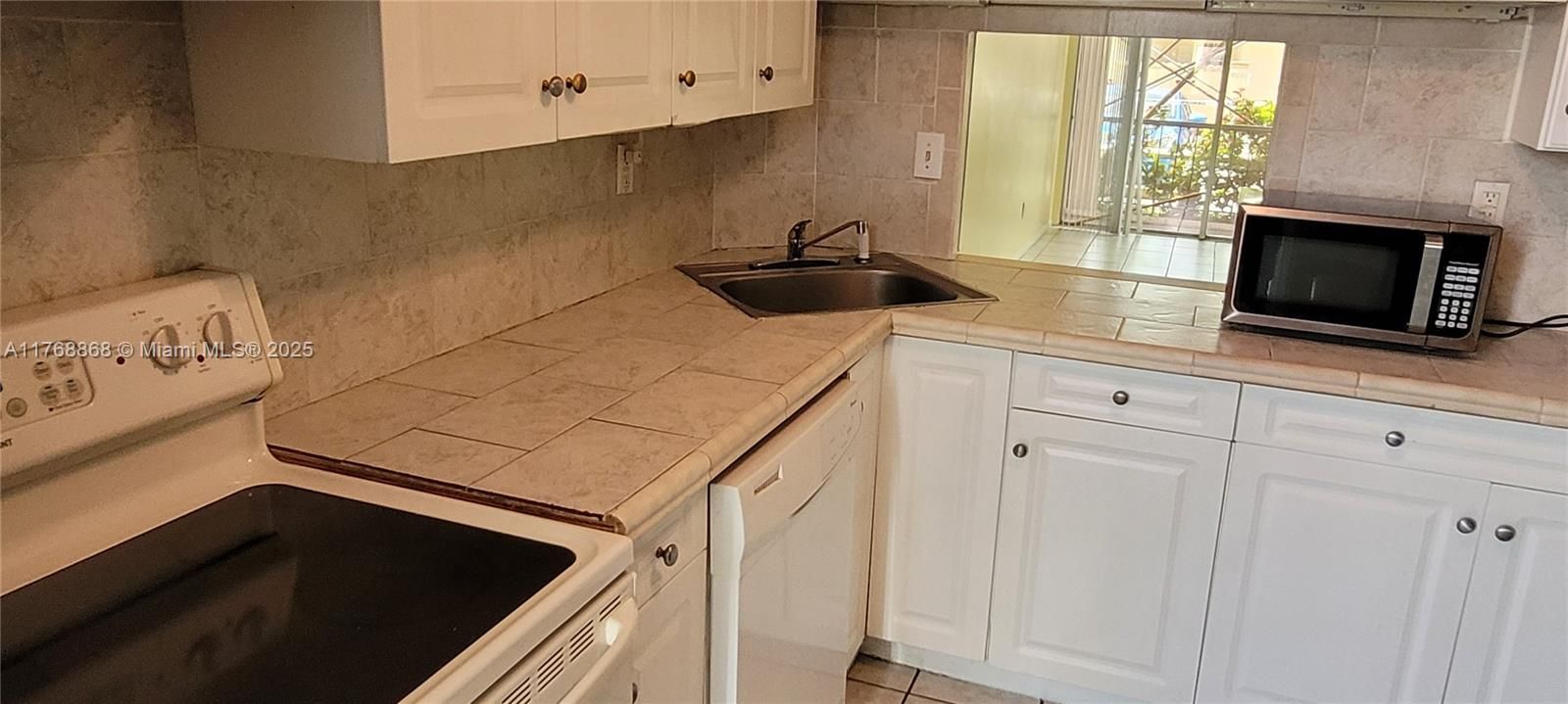 待售: $220,000 (2 贝兹, 2 浴室, 970 平方英尺)