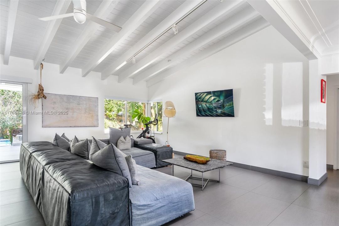 Active With Contract: $3,195,000 (4 beds, 4 baths, 2696 Square Feet)