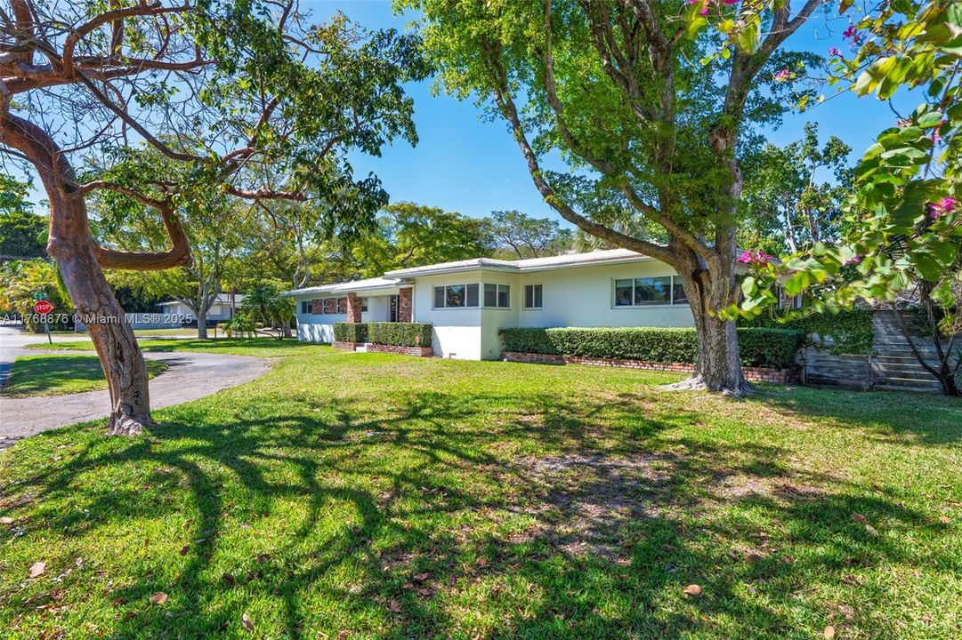 Active With Contract: $3,195,000 (4 beds, 4 baths, 2696 Square Feet)